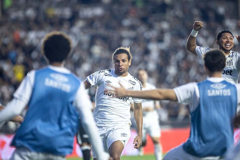 Willian Arão foi titular na zaga ao lado de Luan Peres no duelo entre o Santos e o Vasco. (Foto: Reinaldo Campos/ Santos FC)