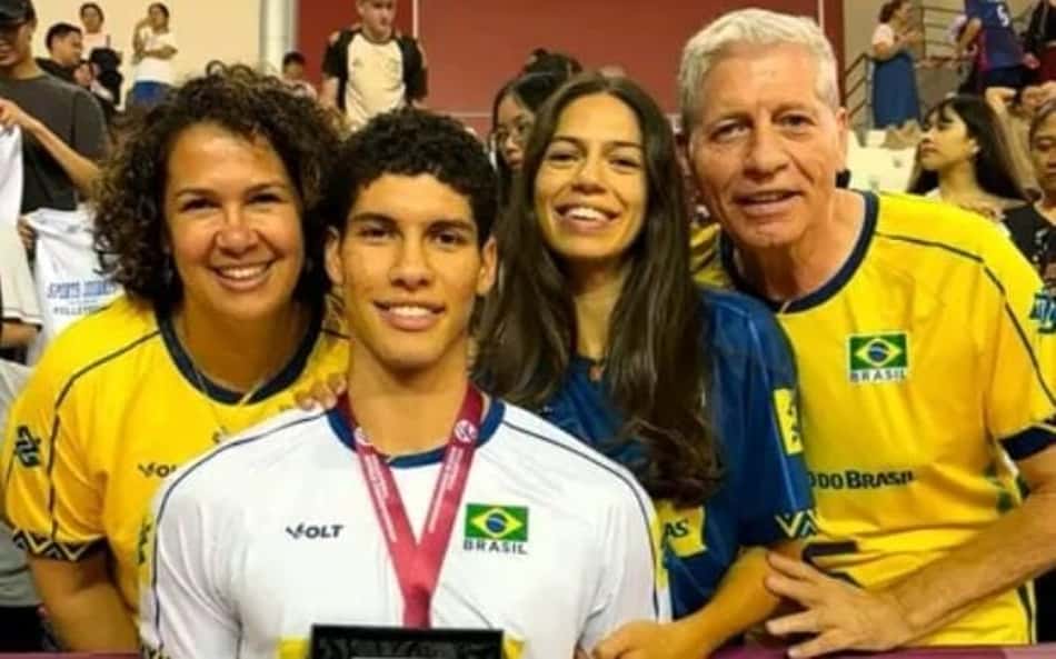 Lucas Abreu com o troféu de melhor central do Mundial sub-17