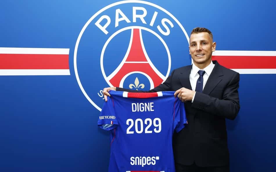 Lucas Digne segura camisa do PSG com número do ano do fim de seu contrato com o clube francês