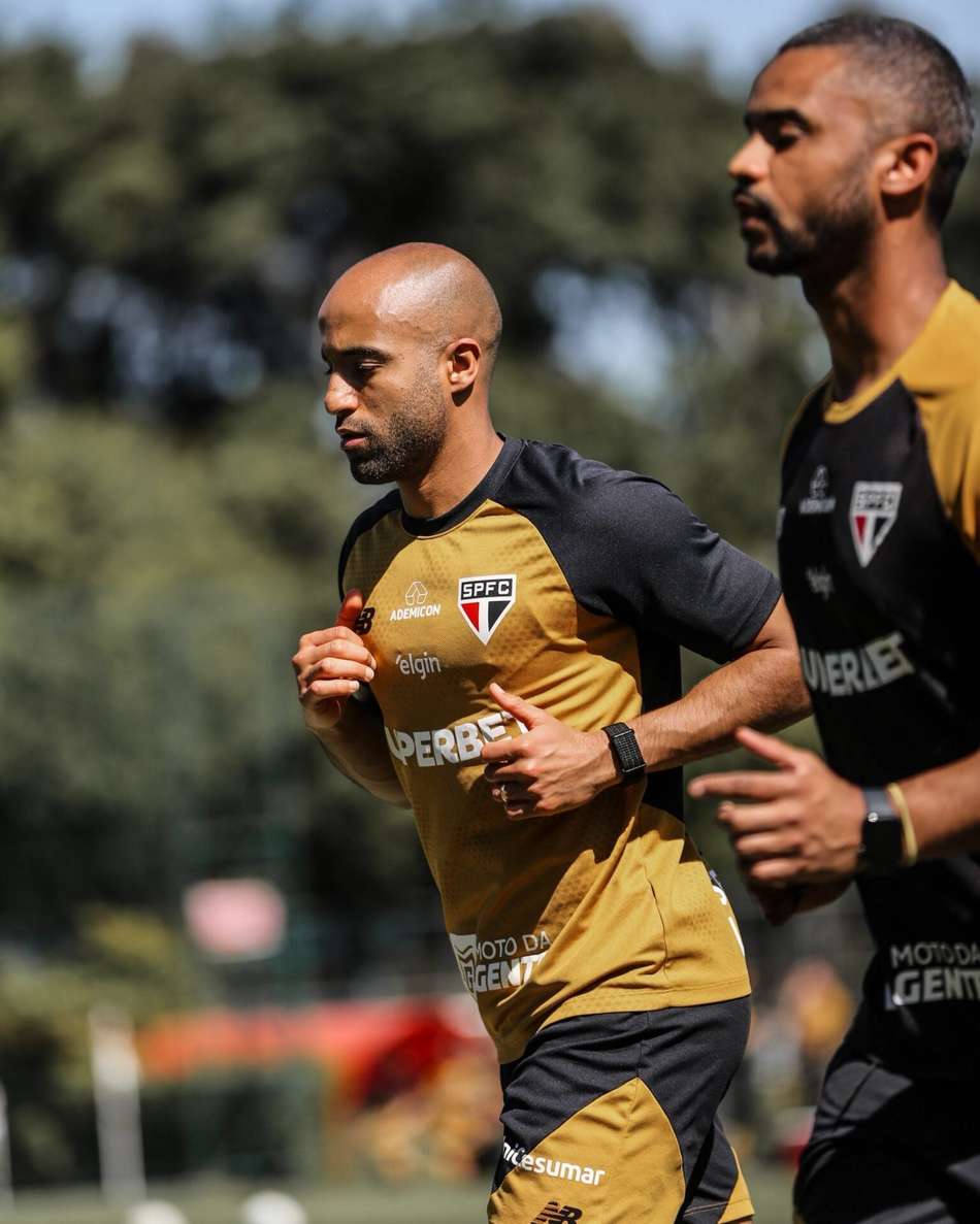 Lucas Moura correndo no gramado