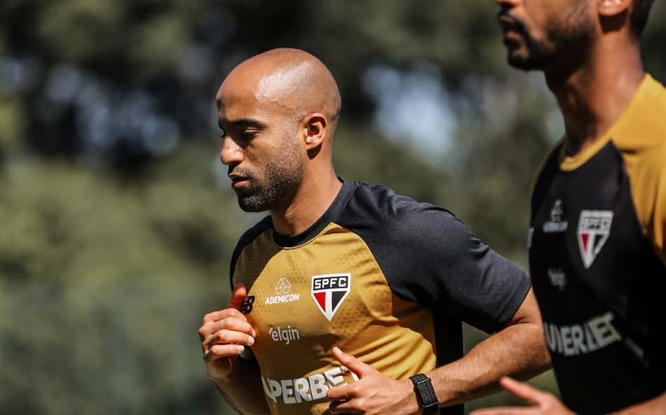 Lucas Moura correndo no gramado