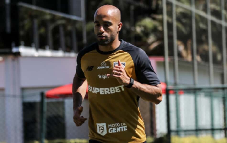 Lucas Moura correndo no gramado do São Paulo