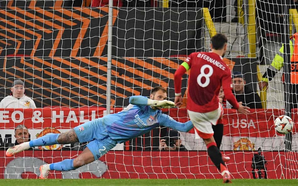 Lucas Perri é superado por Bruno Fernandes em Manchester United x Lyon