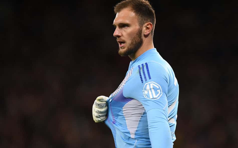 Lucas Perri em ação pelo Lyon contra o Manchester United, pela Europa League