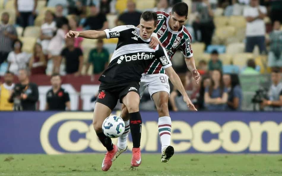 Lucas Piton recebe a marcação de Serna em partida entre Vasco e Fluminense no Brasileiro de 2025
