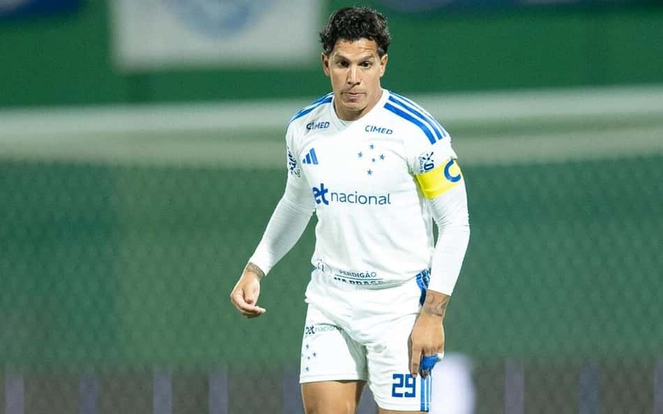 Lucas Romero conduz bola na Arena Condá