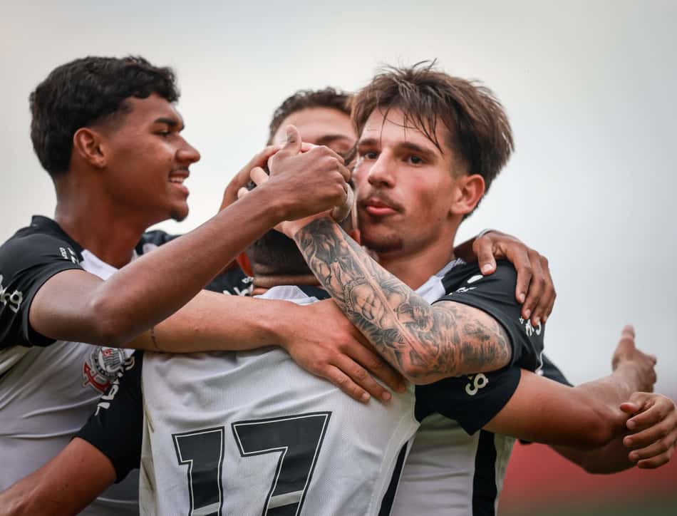 Lucca Caramico comemora gol pelo Corinthians no Brasileiro sub-17