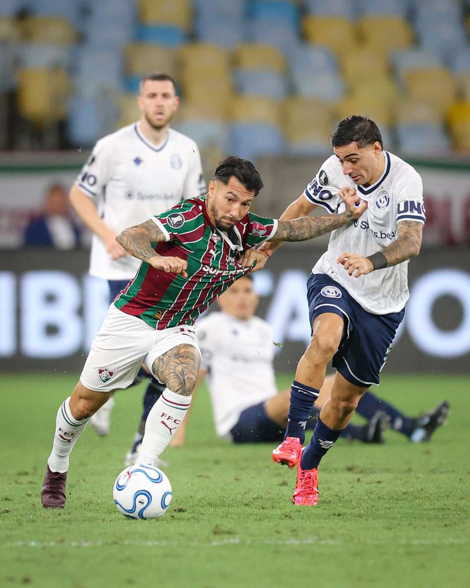 Lucho Acosta disputa bola em Fluminense x Independiente Rivadavia (Foto: Marcelo Gonçalves/ Fluminense FC)