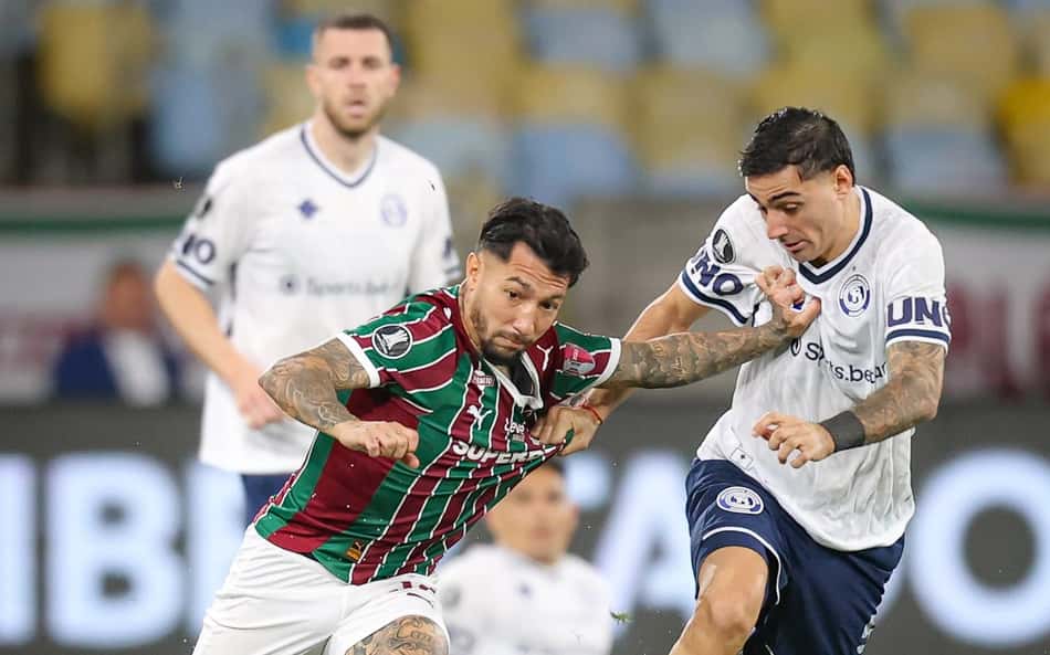 Lucho Acosta disputa bola em Fluminense x Independiente Rivadavia (Foto: Marcelo Gonçalves/ Fluminense FC)