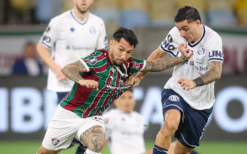 Lucho Acosta disputa bola em Fluminense x Independiente Rivadavia (Foto: Marcelo Gonçalves/ Fluminense FC)