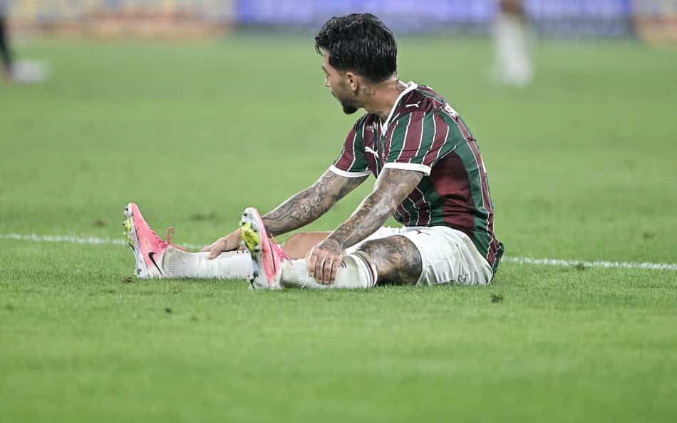 Lucho Acosta sentado no gramado do Maracanã