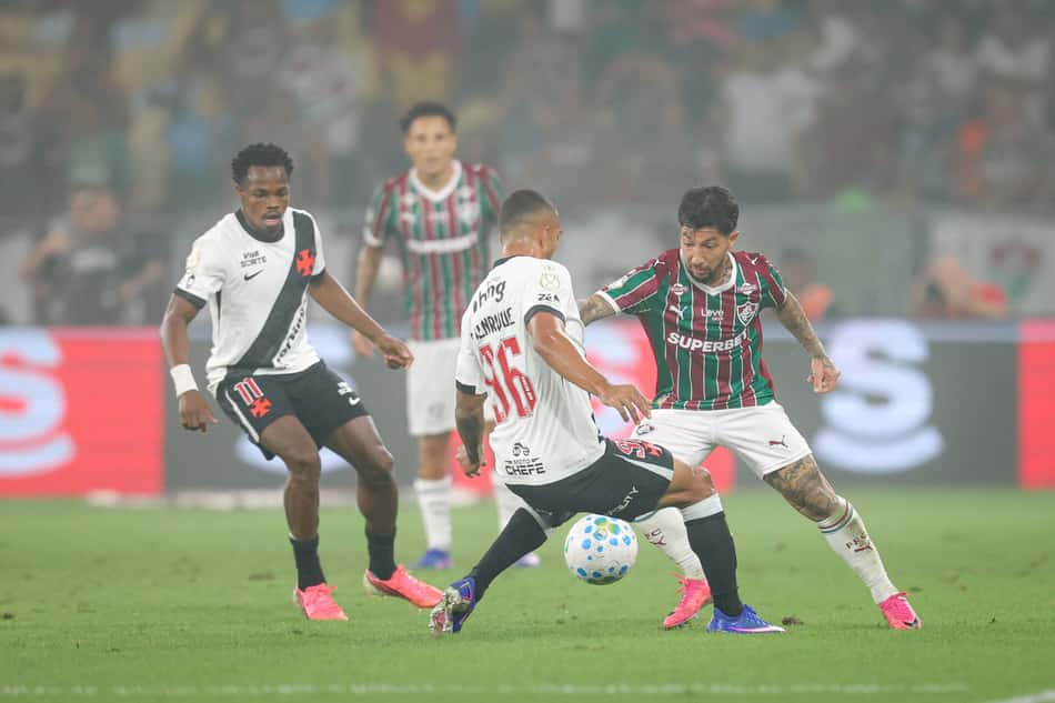 Lucho Acosta tenta superar a marcação de Paulo Henrique no clássico entre Fluminense e Vasco