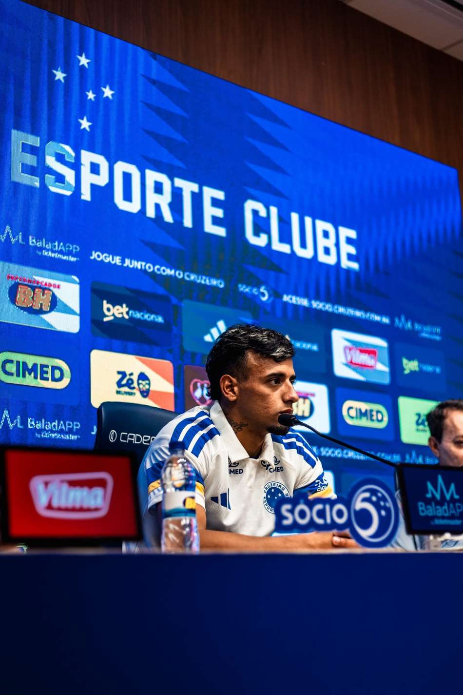 Lucho Rodríguez sendo apresentado na Toca da Raposa II