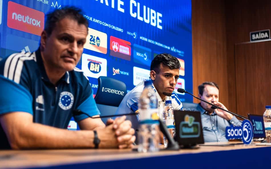 Lucho ao lado de diretores do Cruzeiro
