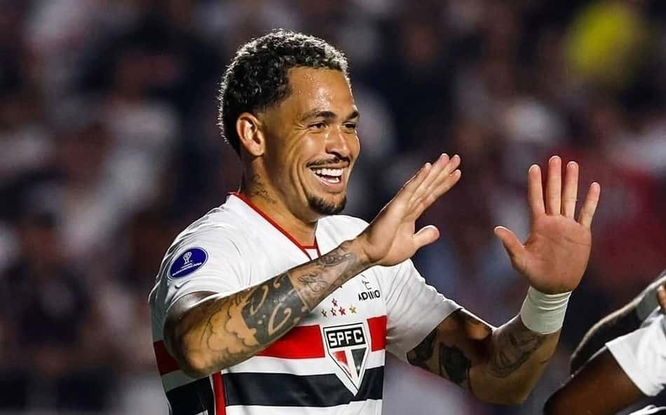 Luciano comemorando gol em São Paulo e Bragantino