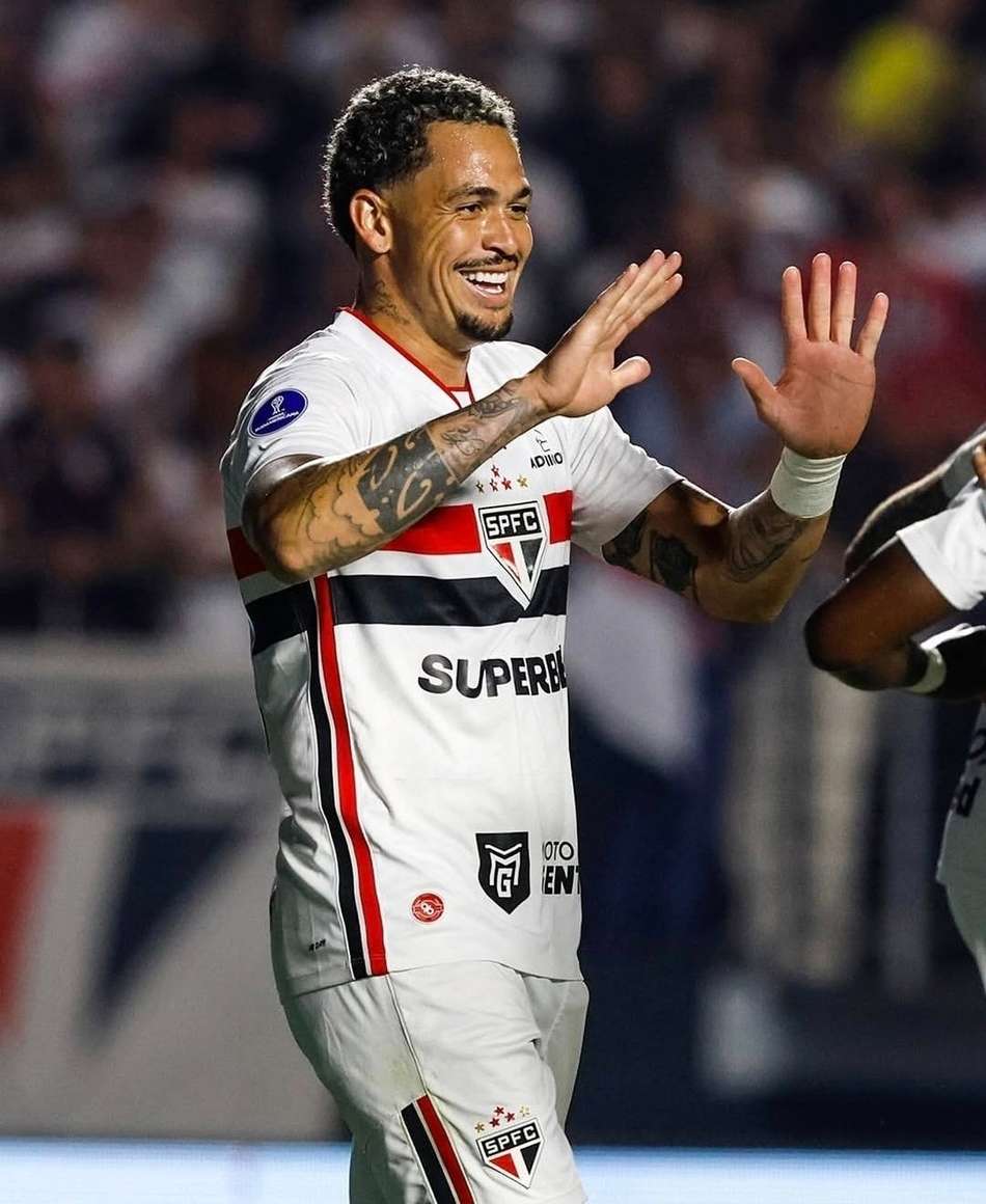 Luciano comemorando gol em São Paulo e Bragantino