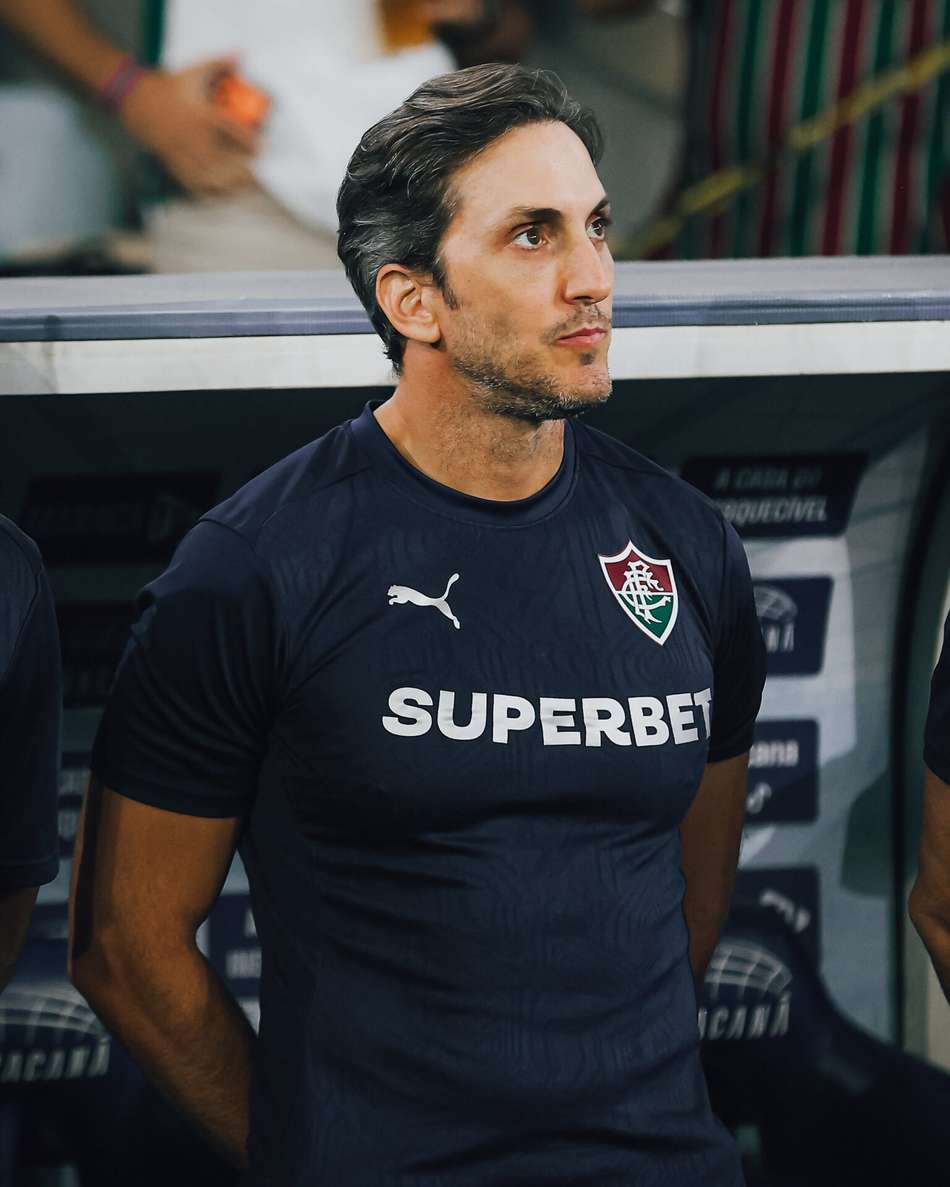 Luis Zubeldía em pé com braços para trás em frente ao banco do Fluminense em duelo com o Vasco