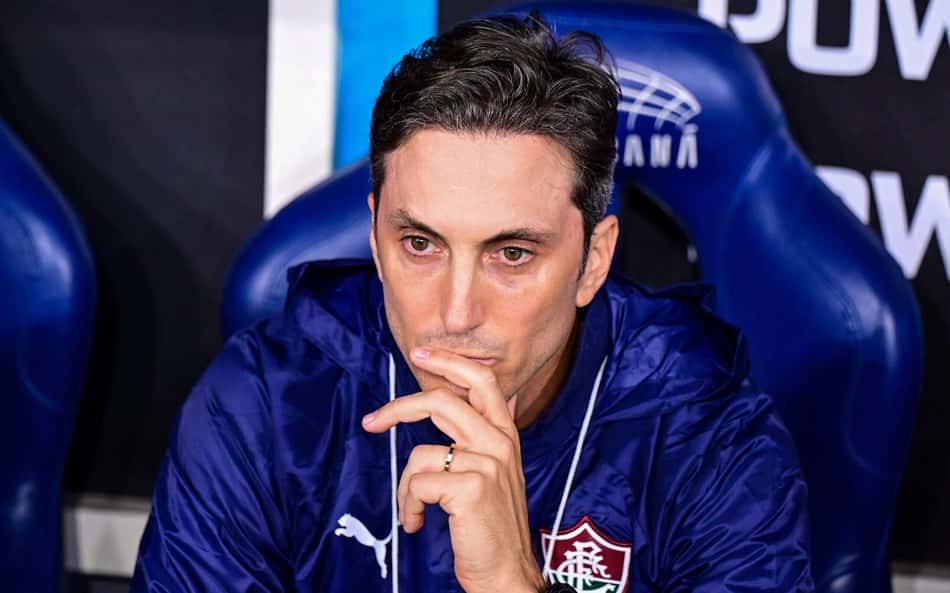 Luis Zubeldía no banco de reservas durante jogo entre Fluminense e Independiente Rivadavia