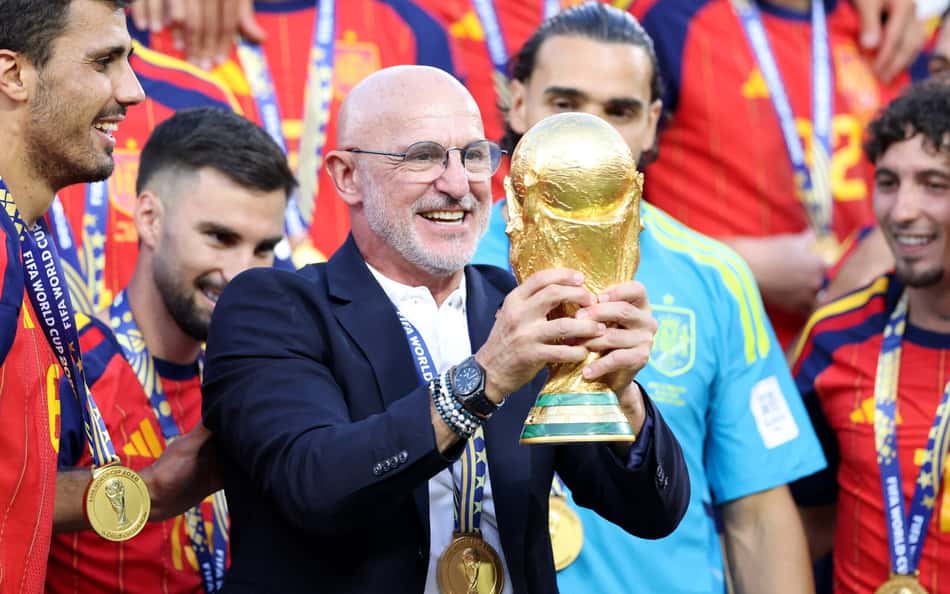 Luis de la Fuente segura taça da Copa do Mundo ao lado dos jogadores da Espanha