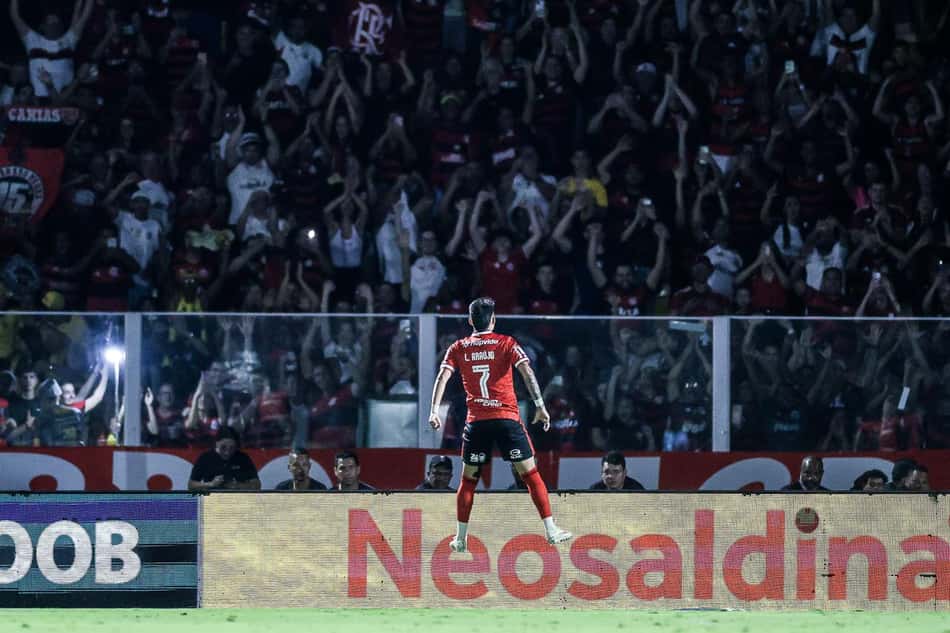 Luiz Araújo comemora gol contra o Mirassol na frente da torcida do Flamengo