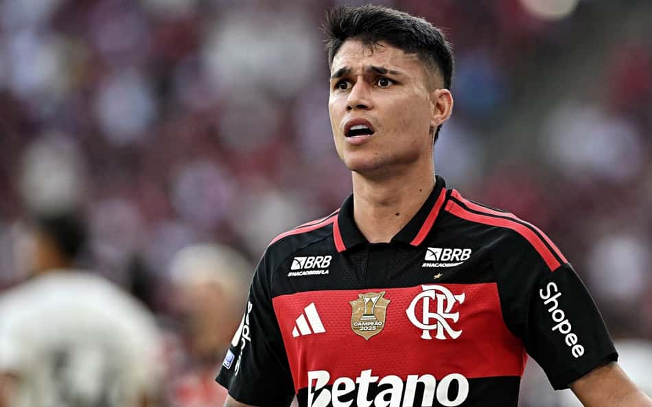 Luiz Araújo em ação durante Flamengo e Botafogo, pelo Campeonato Brasileiro