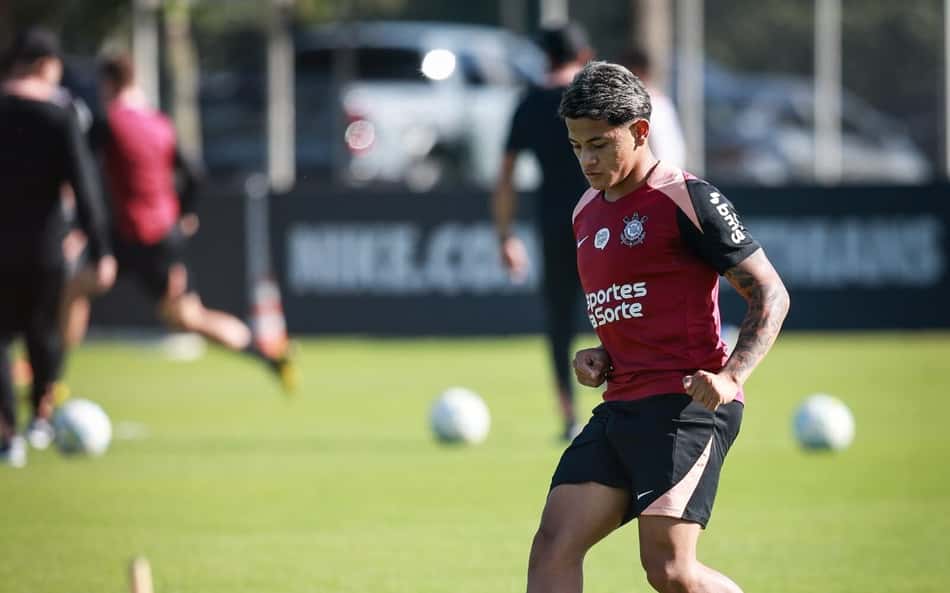 Luiz Fernando olhando para bola durante treino