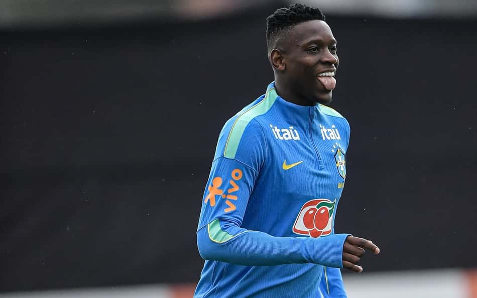Luiz Henrique sorri durante treino da Seleção Brasileira na Copa do Mundo