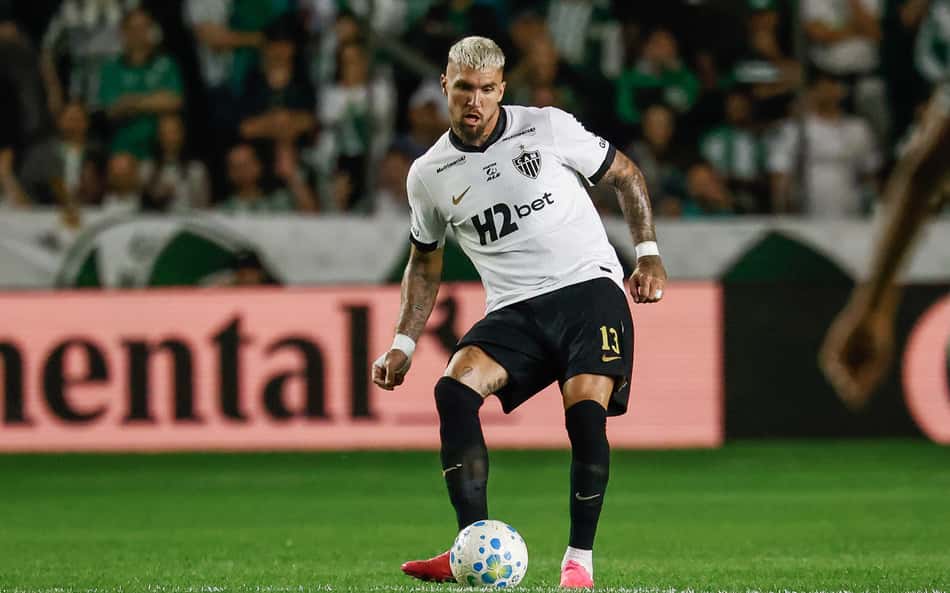 Lyanco saiu de campo ainda na primeira etapa contra o Bragantino pela Sul-Americana