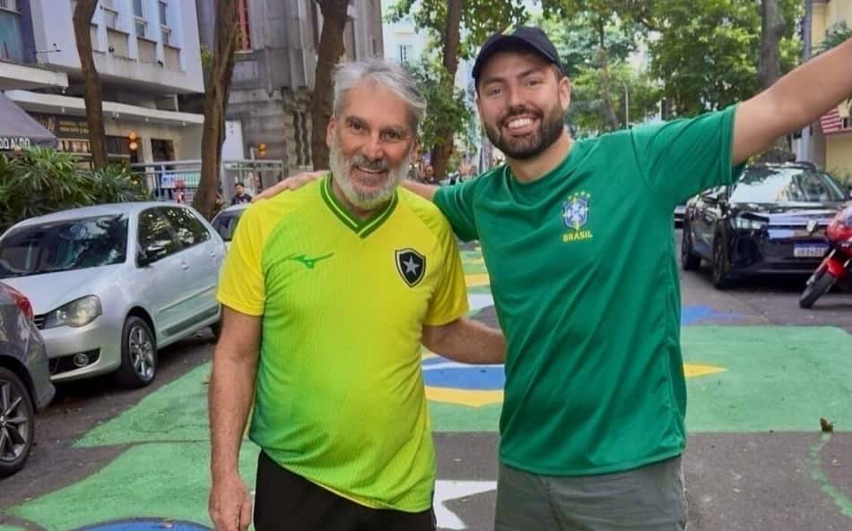 Matheus Costa ao lado de seu pai coma camisa do Brasil