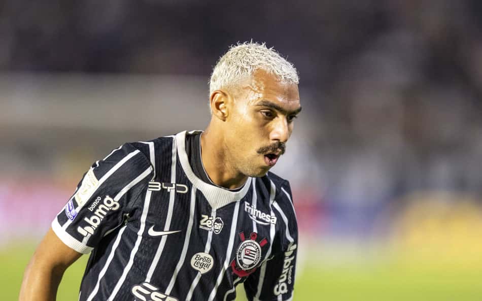 Matheuzinho, durante partida do Corinthians de cabelo loiro