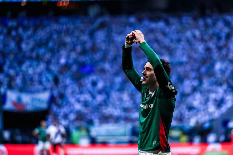 Maurício comemorando com as mãos para o alto o gol do Palmeiras contra o Vasco