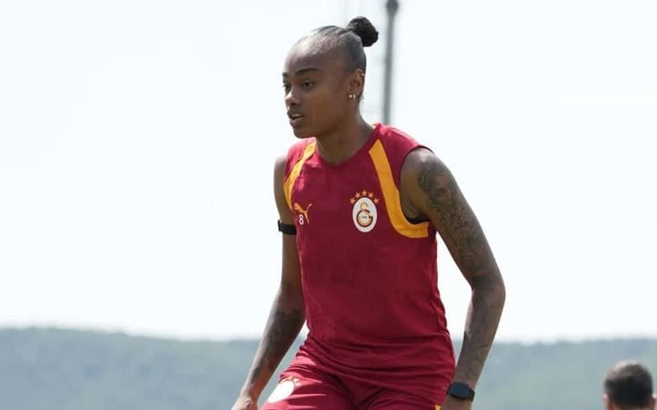 Marta Cintra pisando na bola em treino