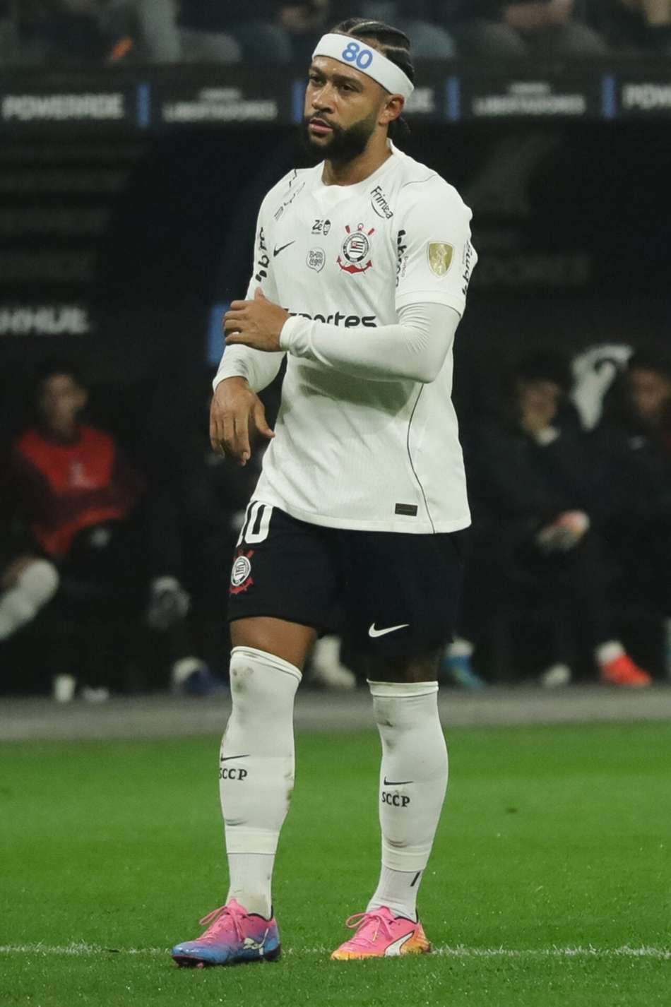 Memphis Depay com a camisa branca do Corinthians