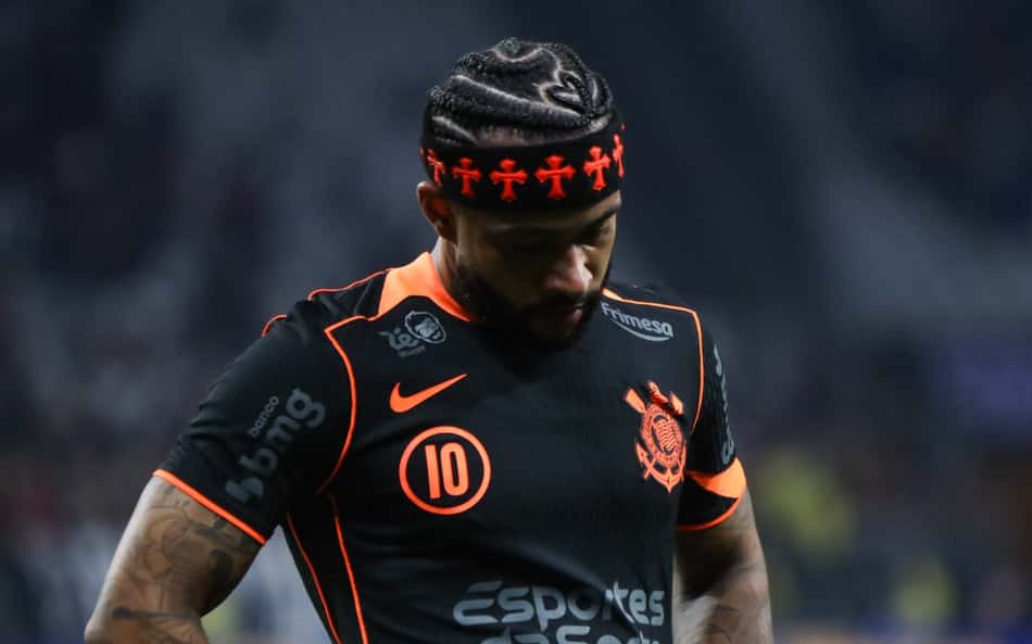 Memphis, cabisbaixo, com a camisa do Corinthians laranja e preta