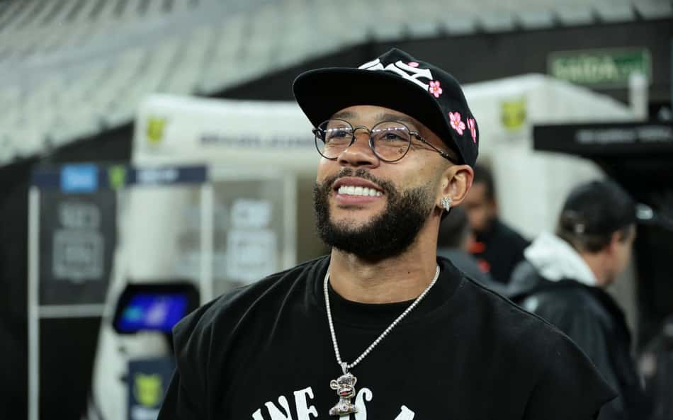 Memphis Depay, do Corinthians, de roupa preta e boné