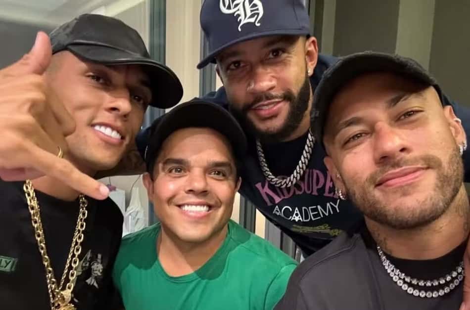 Memphis e Neymar de boné em selfie