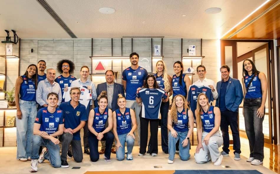 Minas apresentou o técnico Leandro Vissotto (centro) e a oposta Jheovana (última à direita) Foto- Divulgação; MTC Vôlei