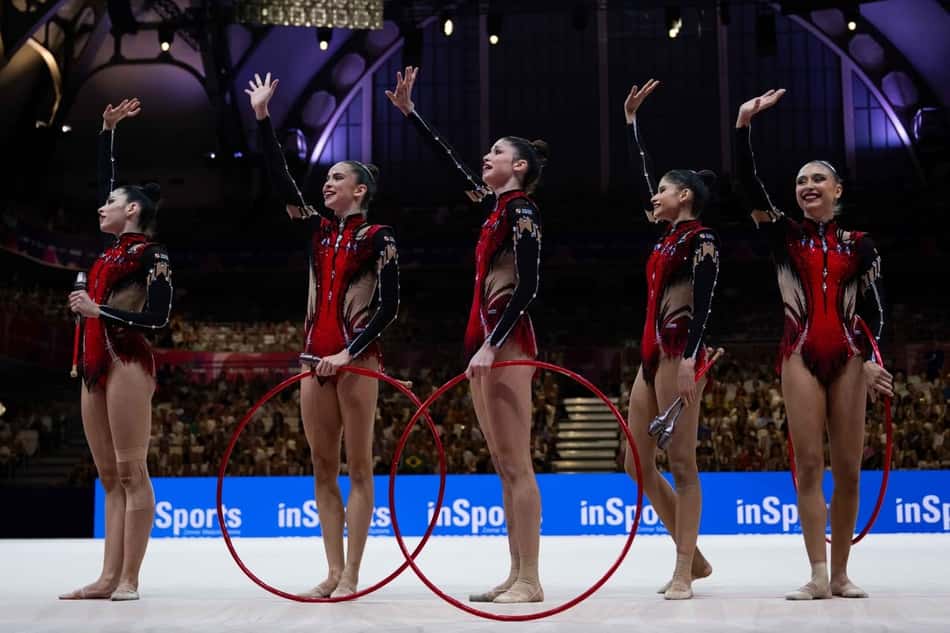 Conjunto brasileiro de ginástica rítmica cumprimenta a arena no Mundial de Frankfurt