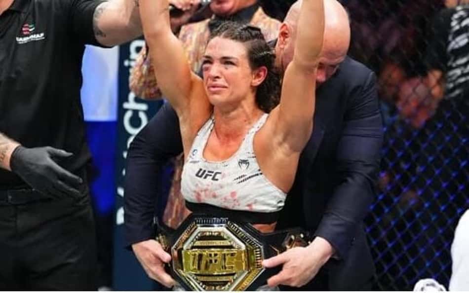 Mackenzie Dern ergue os braços para comemorar uma das vitórias no UFC