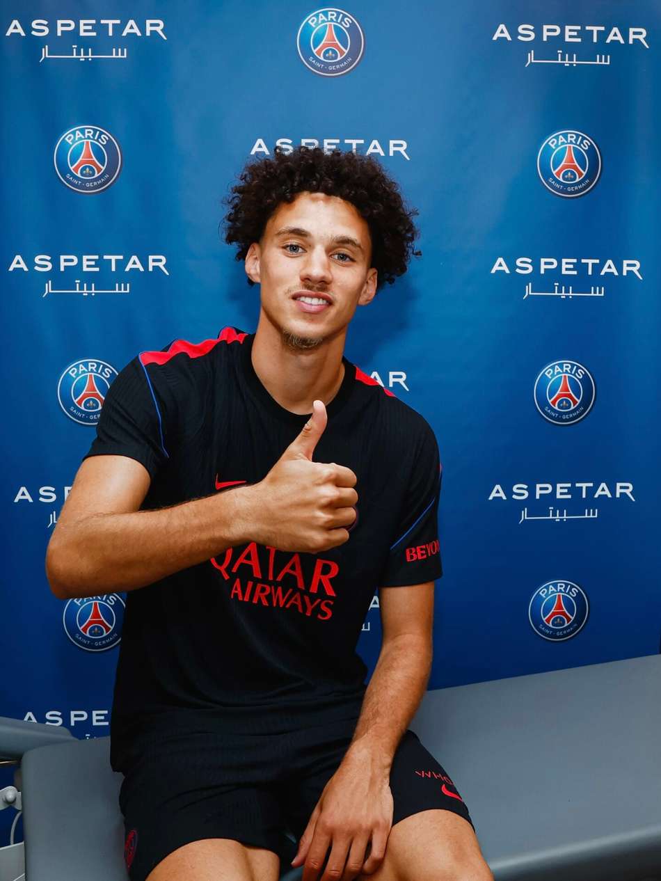 Maghnes Akliouche fazendo joinha com a camisa preta do PSG
