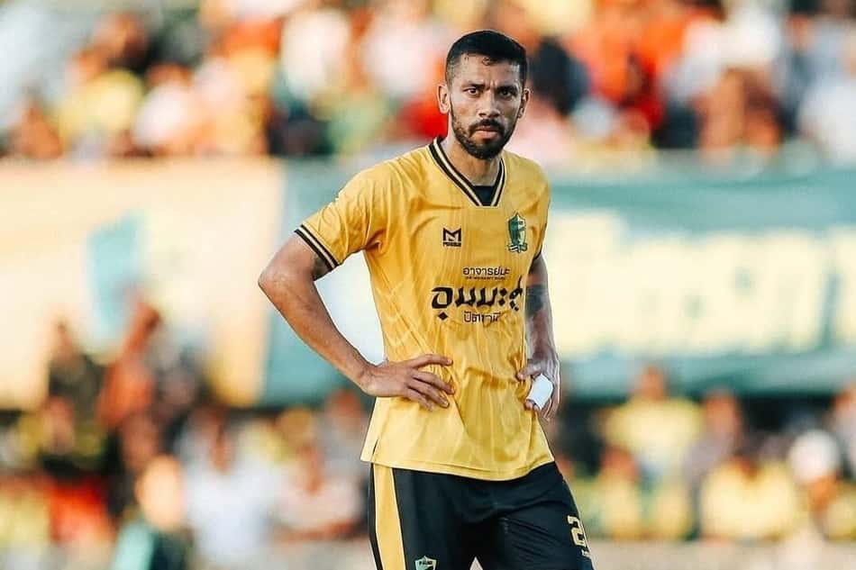 Maicon Douglas em campo com expressão de cansaço