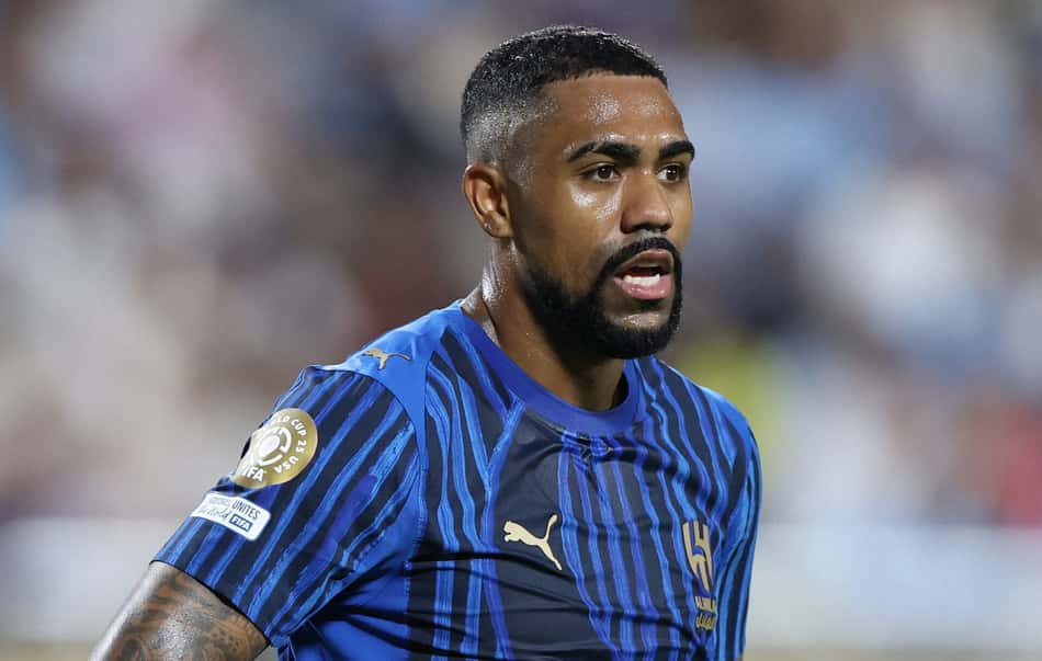 Malcom olha concentrado durante jogo do Al-Hilal