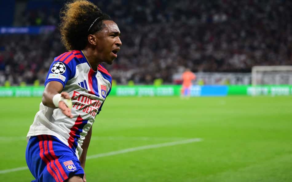 Malick Fofana comemora gol marcado pelo Lyon sobre o Fenerbahce, nas eliminatórias da Champions League