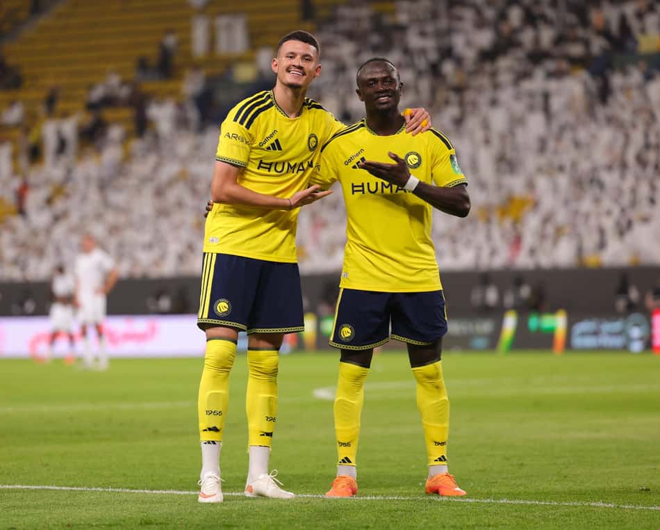 Mané abraçando companheiro de equipe