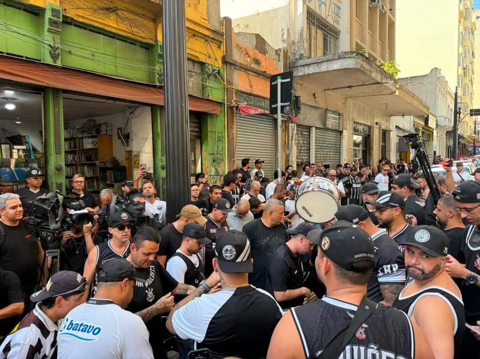 Manifestação da torcida do Corinthians no MP de São Paulo