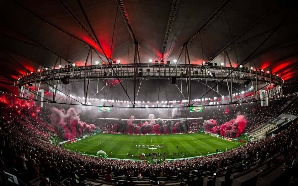 Maracanã lotado de torcedores com fumaça das cores do Flamengo