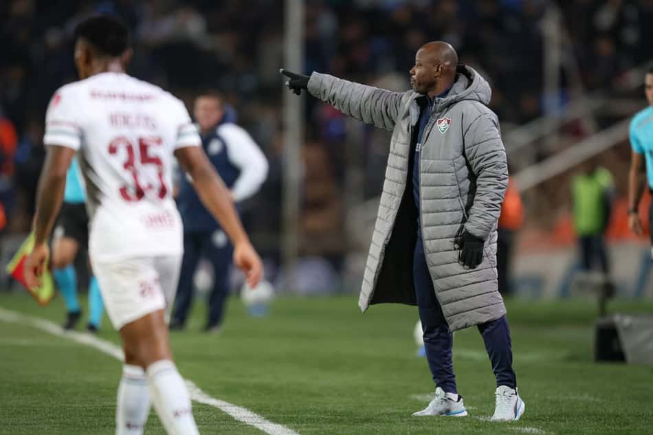 Marcão orienta o Fluminense à beira do campo em duelo com o Independiente Rivadavia