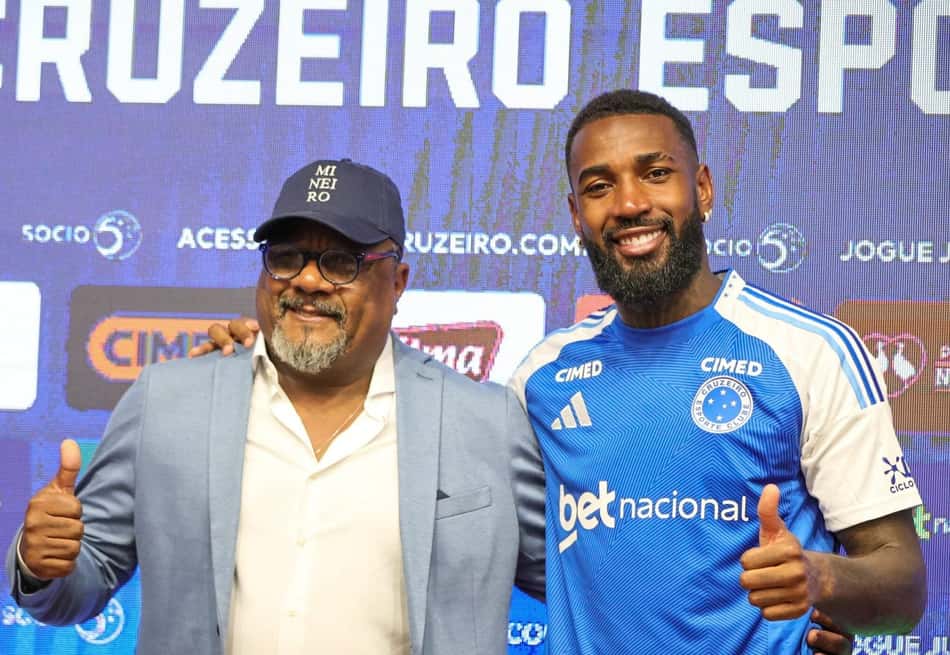 MG - MINAS GERAIS - 13/01/2026 - BELO HORIZONTE, APRESENTACAO ATLETA GERSON - Gerson jogador do Cruzeiro e seu pai Marcao durante coletiva de imprensa para sua apresentacao realizada na Toca da Raposa II. (Foto: Gilson Lobo/AGIF/GazetaPress)