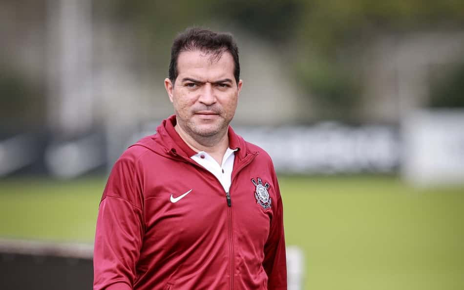 Marcelo Paz com agasalho de frio do Corinthians