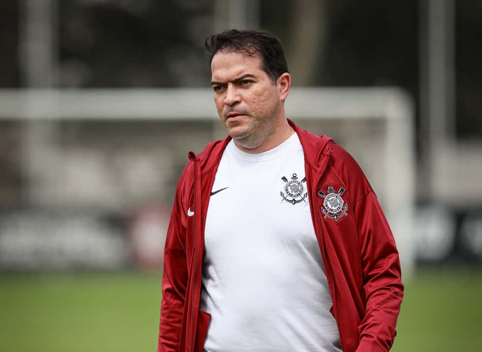 Marcelo Paz com agasalho de frio do Corinthians